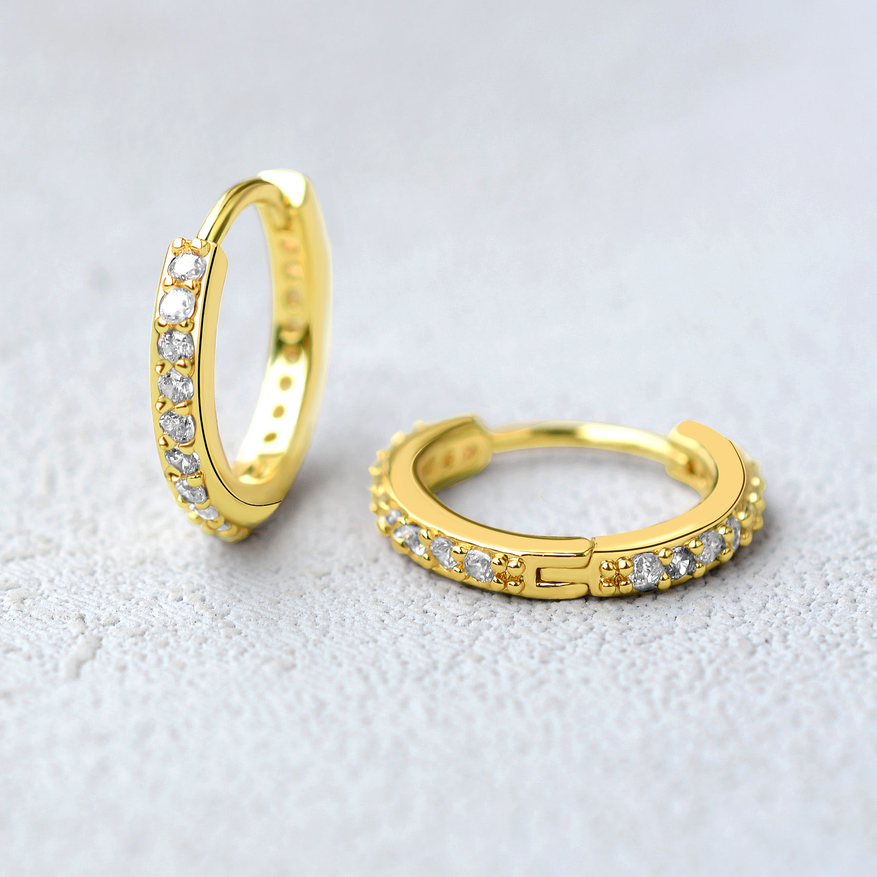 Regenbogen CZ Huggies Creolen  – Conch Earring Hoop Bewertung und Preis